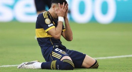 Jornais argentinos não perdoaram empate diante do time semiprofissional, e a eliminação do gigante local na primeira fase da Copa do Mundo de Clubes.