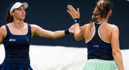 Brasileira e húngara Timea Babos venceram com autoridade e encaram dupla cabeça de chave 2
