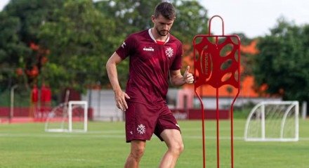 Odivan, agora, ex-zagueiro do Náutico, em treinamento