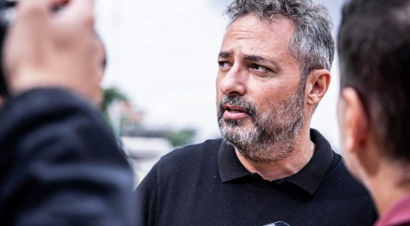 Apesar do interesse de clubes internacionais, Neymar renovou contrato com o Santos até dezembro. Alexandre Mattos revelou bastidores da permanência do craque.