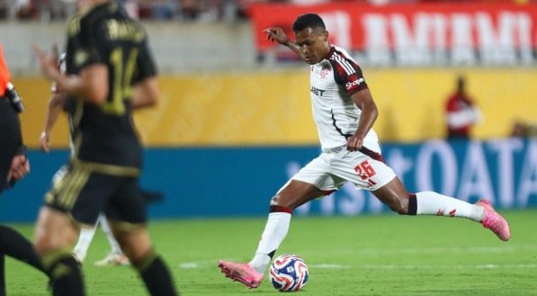 Após o apito final, o lateral Alex Sandro falou com a imprensa sobre o próximo compromisso rubro-negro no torneio internacional