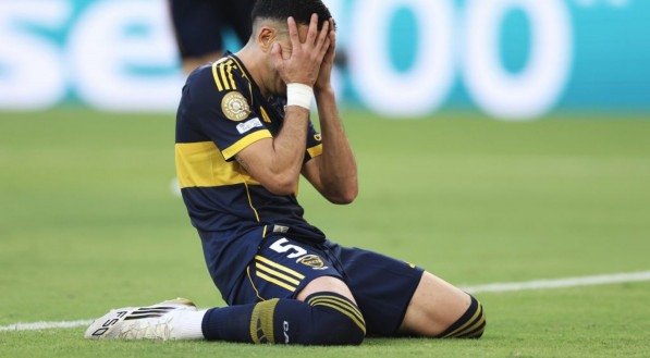 Jornais argentinos não perdoaram empate diante do time semiprofissional, e a eliminação do gigante local na primeira fase da Copa do Mundo de Clubes.