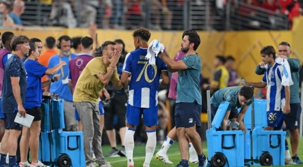 Delegação do Porto é recebida com protestos após eliminação na Copa do Mundo de Clubes