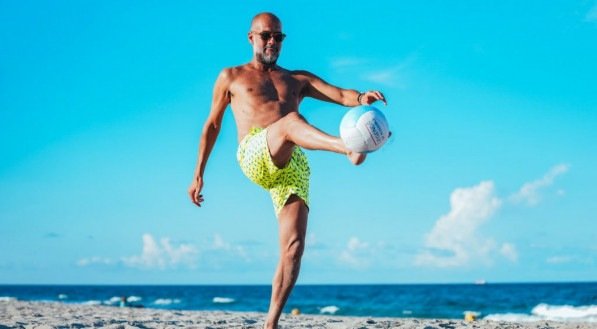 Treinador do clube inglês aproveitou o dia de recuperação de sua equipe em clima descontraído com altinha, e jogadores praticando yoga.