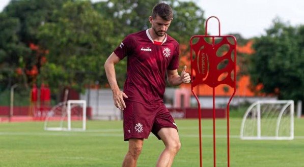 Odivan, agora, ex-zagueiro do Náutico, em treinamento