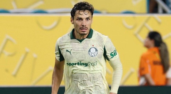 Raphael Veiga atento em jogo do Palmeiras no Mundial de Clubes 2025