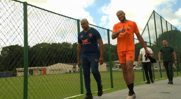 Joelinton fazendo gesto de positivo para foto