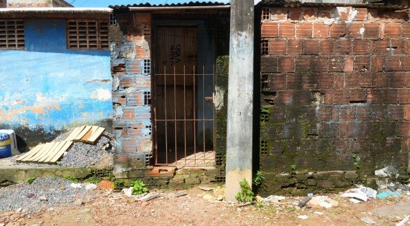 O crime aconteceu dentro da casa de uma das vítimas