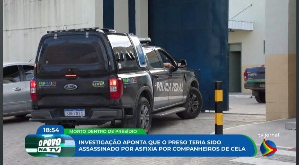 Imagem de viatura da polícia entrando em presídio