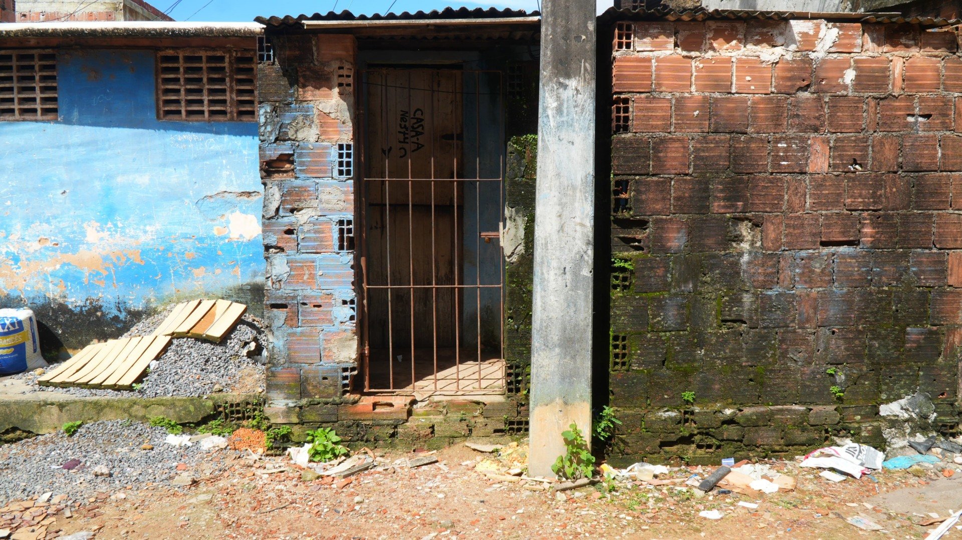 O crime aconteceu dentro da casa de uma das vítimas 