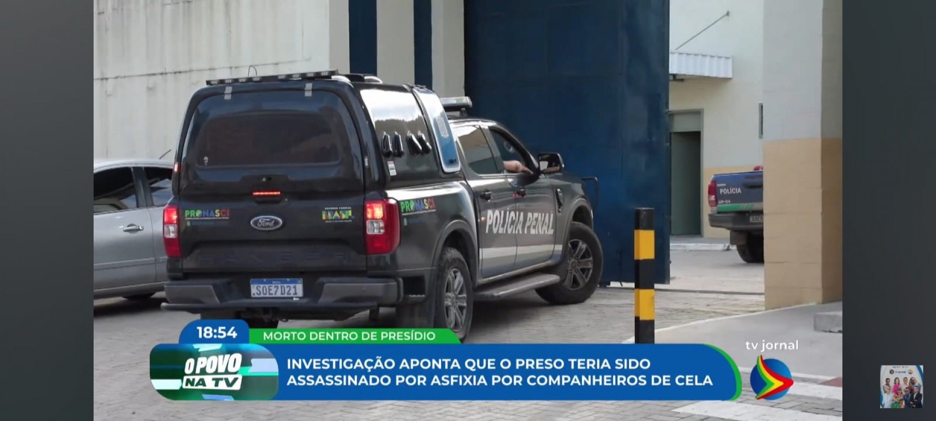 Imagem de viatura da polícia entrando em presídio