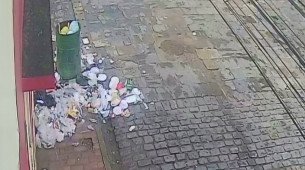 Lixo espalhado no Sítio Histórico de Olinda