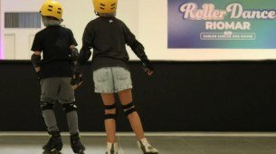 Na temporada de férias escolares, a pista Roller Dance, no RioMar Recife, conquista pessoas de todas as idades