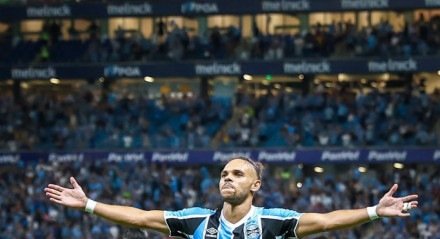 Atacante dinamarquês é o artilheiro da equipe em 2025. Clube e jogador acertam os últimos detalhes para a assinatura do contrato.