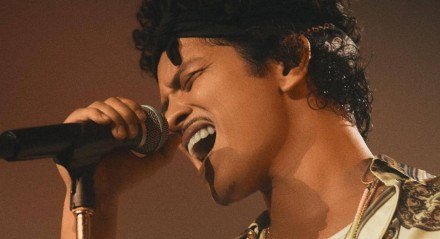 Imagem do rosto de Bruno Mars em apresentação