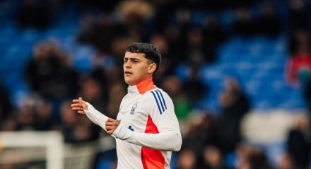 Jogador de 25 anos foi alvo da diretoria alviverde no início deste ano, mas optou por permanecer na Europa. Agora, as conversas tomaram outro rumo.