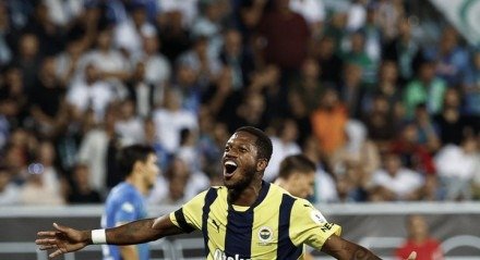 Galo teve conversas iniciais com o volante, que disse que pretende cumprir o contrato com o seu atual clube, o Fenerbahçe, da Túrquia.