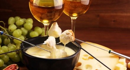 Imagem ilustrativa de Fondue harmonizado com taças de vinho branco
