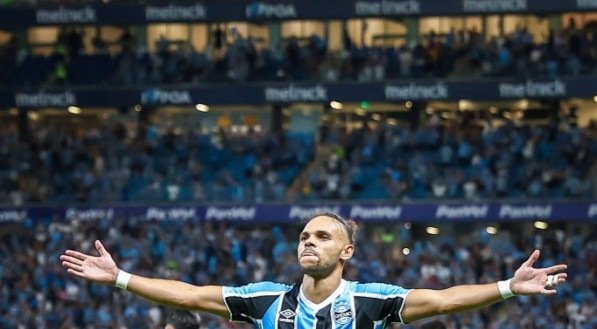 Atacante dinamarquês é o artilheiro da equipe em 2025. Clube e jogador acertam os últimos detalhes para a assinatura do contrato.