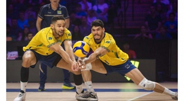 Judson e Honorato, do Brasil, em ação pela Liga das Nações Masculina de Vôlei