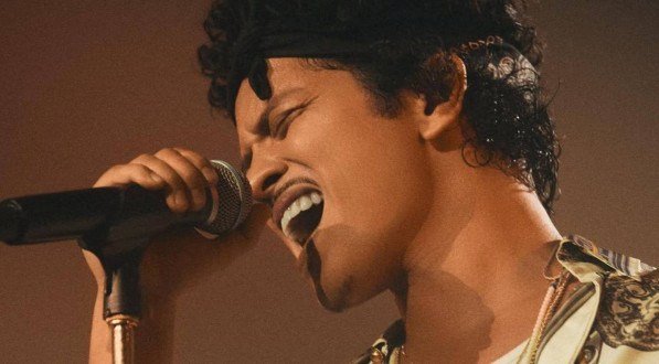 Imagem do rosto de Bruno Mars em apresentação