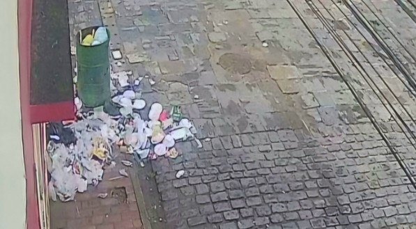 Voz do Leitor: 27/06: Lixo espalhado no Sítio Histórico de Olinda