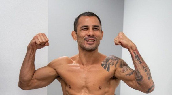 Neste sábado (28), Alexandre Pantoja defenderá mais uma vez seu cinturão do peso-mosca diante de Kai Kara-France.