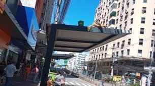 Sujeira jogada em tetos de abrigos de passageiros de ônibus