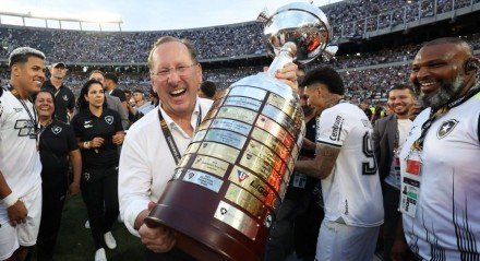 Alvinegro se tornou SAF não-vinculante em dezembro de 2021. O vínculo oficial veio em abril de 2022, com 90% das ações do clube cedidas a John Textor.