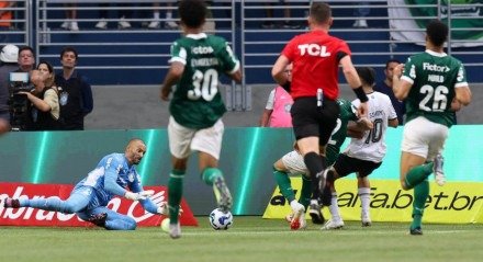 Palmeiras e Botafogo se enfrentam pelas oitavas do Mundial de Clubes em um duelo equilibrado entre dois grandes times brasileiros. O Botafogo aposta em nomes como Igor Jesus, Alexander Barboza e Álvaro Montoro para surpreender. Já o Palmeiras, mesmo sem o zagueiro Murilo, conta com a experiência de jogadores como Gustavo Gómez, Raphael Veiga e Estevão para manter sua força e equilíbrio. A partida promete ser disputada, com o futebol brasileiro buscando reafirmar sua competitividade no torneio.