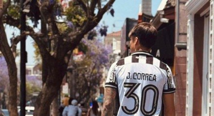 Grupo já havia utilizado a camisa alvinegra em reapresentação no Rio, em 2024. E novas imagens do ocorrido voltaram a viralizar na internet.