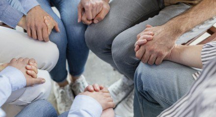 Pessoas de mãos dadas