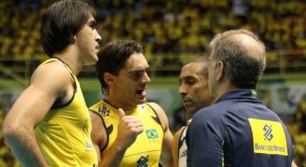 Bernardinho e Zé Roberto ajudaram a construir a história vitoriosa do Brasil no vôlei e neste Dia Nacional do vôlei relembre a relação dos treinadores com os ídolos