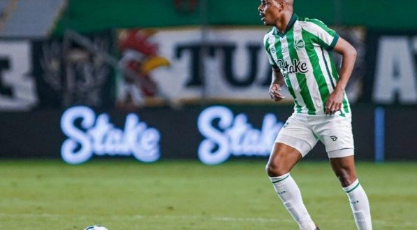 Caíque assina contrato até o fim de 2028 com o Tricolor Gaúcho