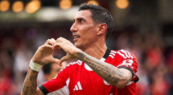 Dí Maria comemora gol pelo Benfica com gesto de coração com mãos