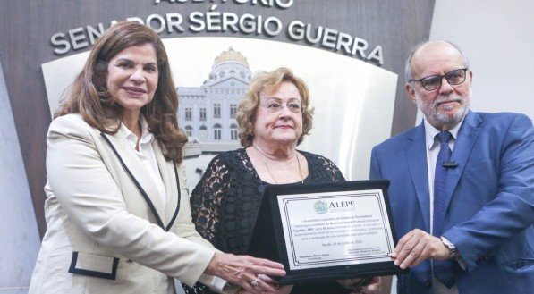 Sílvia Rissin recebe homenagem pelos 65 anos do Imip na Assembleia Legislativa, ladeada pelos deputados Socorro Pimentel e Waldemar Borges