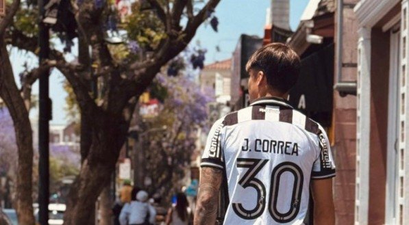 Grupo já havia utilizado a camisa alvinegra em reapresentação no Rio, em 2024. E novas imagens do ocorrido voltaram a viralizar na internet.