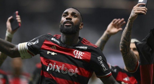 O Rubro-Negro, no entanto, só aceitará a liberação mediante o pagamento da multa rescisória de 25 milhões de euros — cerca de R$ 160 milhões na cotação atual