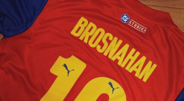Em publicação nas redes sociais, a atriz Rachel Brosnahan deu pistas sobre a nova camisa temática do Tricolor com a Puma.