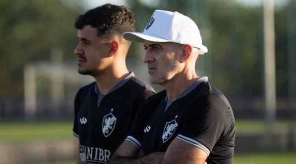 Itamar Schülle, técnico do Retrô, observando treino no Centro de Treinamento