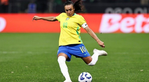 Marta se prepara para finalização em jogo do Brasil