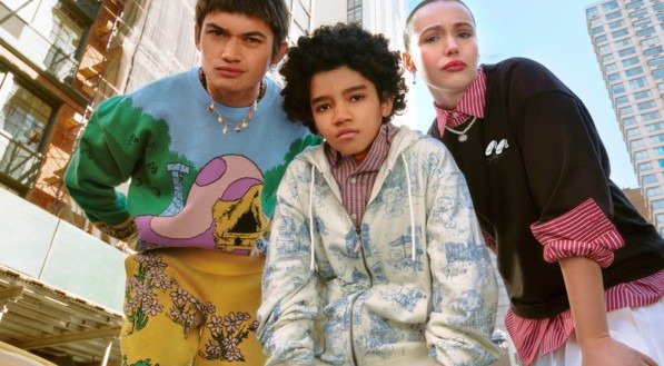 Rihanna invade o universo dos Smurfs com nova collab FENTY x PUMA