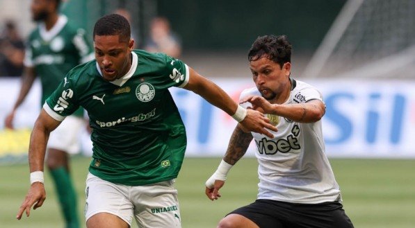 Vitor Roque, do Palmeiras, em disputa bola com o jogador do Botafogo