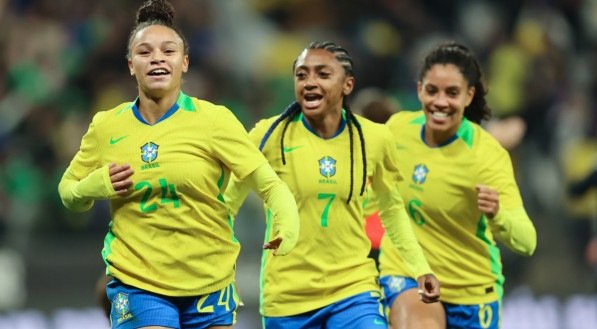 Jogadoras do Brasil comemorando em direção à torcida