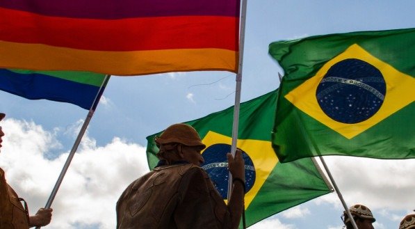 Dia do Orgulho: Assassinado em 2024, vaqueiro pernambucano que carregou bandeira LGBT+ é homenageado