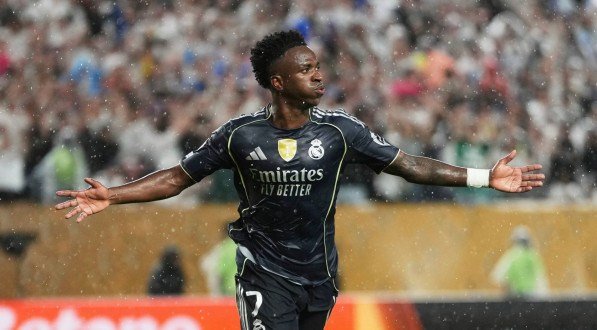 Imagem de Vinícius Júnior em comemoração de gol para o Real Madrid na última rodada da 1ª fase do Super Mundial de Clubes
