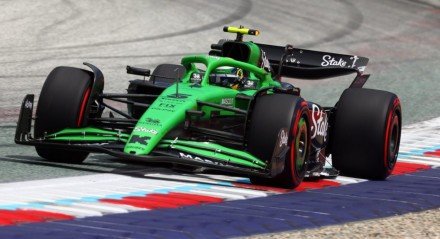 Lando Norris está na pole position para o Grande Prêmio da Áustria de Fórmula 1. O piloto da McLaren voou no Red Bull Ring neste sábado (28) e marcou 1min03s971, superando Charles Leclerc (Ferrari) por mais de meio segundo. Oscar Piastri (McLaren) completa o top-3, garantindo uma primeira fila forte para a equipe britânica. Lewis [&#8230;]