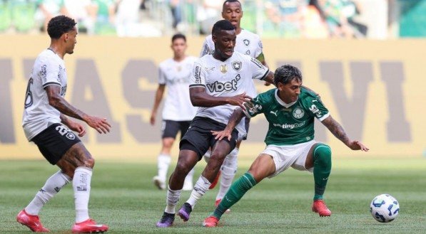 Palmeiras leva a pior nos confrontos recentes contra a equipe carioca, mas busca a classificação para as quartas de final do Mundial.