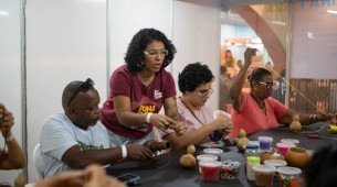 Instrutores acompanham de perto a prática dos alunos nas oficinas da Fenearte, que unem tradição e experimentação em técnicas artesanais