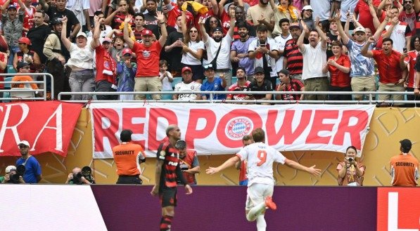 Harry Kane em comemoração de gol para o Bayern de Munique sobre o Flamengo